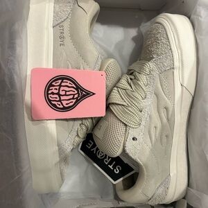 STRØVE Women's Cream Suede Low-Top Sneakers